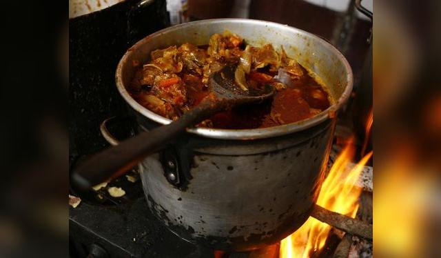 Cocina tradicional: con fuego a leña y cuchara de madera (Foto: Santiago Barco).   