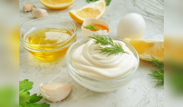 Los huevos crudos en la mayo casera pueden ser un problema.  