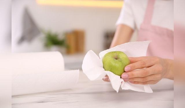 Para evitar la contaminación cruzada, los especialistas en salud recomiendan usar productos desechables como el papel toalla.    