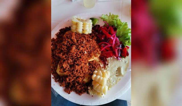 El chorizo ayacuchano se sirve desmenuzado —no en tripa— con papas y ensalada. (Foto: Dylan Adriel Medina Castillo) El chorizo ayacuchano se sirve desmenuzado —no en tripa— con papas y ensalada. (Foto: Dylan Adriel Medina Castillo)