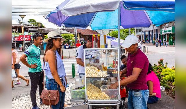 En algunas ciudades y pueblos andinos es posible encontrar puestos callejeros como este, en Ecuador, donde venden cevichocho.    