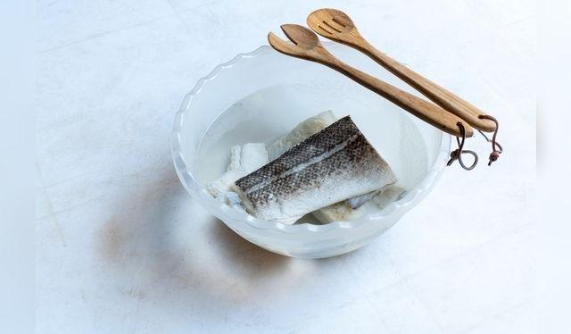 Para desalar el pescado seco, solo hay que remojarlo, y cambiar el agua hasta que se le vaya la sal.   