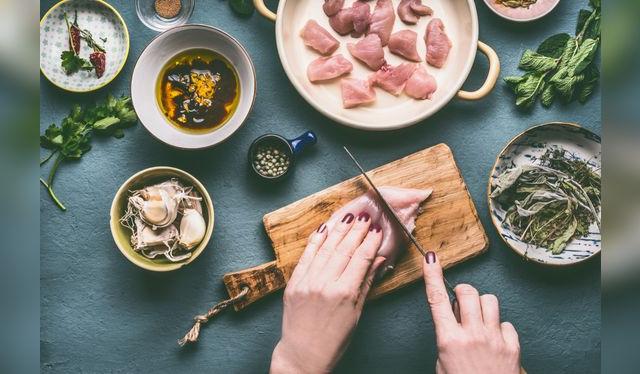 Nuestras manos y utensilios tienen que mantenerse limpias para evitar la contaminación cruzada.    