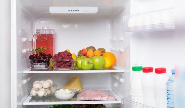 Una refrigeradora sana no huele mal y tiene los productos bien organizados y aislados.    