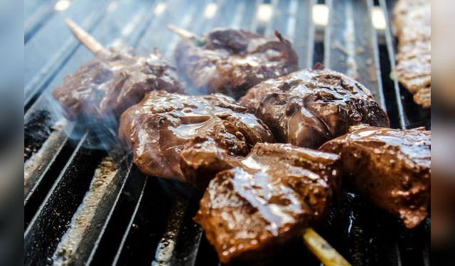 Los anticuchos llevan el ají panca en el aderezo o macerado.   