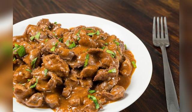 Este guiso viene bien como almuerzo, o para el lonche, con su pancito.    