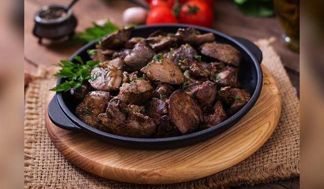 El sabor del anticucho le va muy bien a los hígados.    