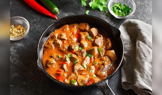 El curry o guiso jugoso acompáñalo con un arroz blanco o un pan baguet.   