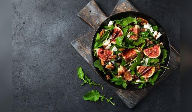 Pruébala en una ensalada como esta; verás que combina —complementa— muy bien con el dulce de los higos.   