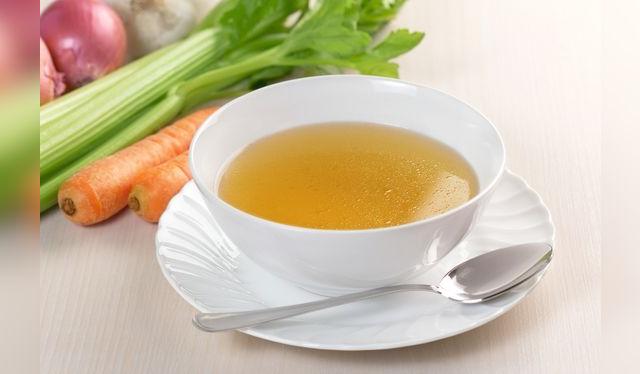 El caldo de verduras le aporta sabor y nutrientes a las cremas.   