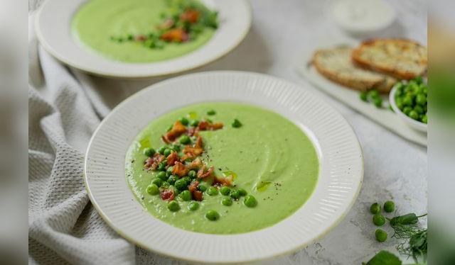 No olvides saltear unas arverjitas en mantequilla para acompañar el tocino.   