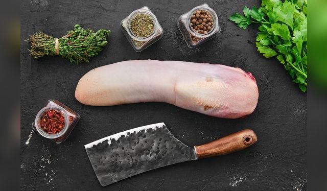 La lengua cruda tiene una capa externa superior que hay que sacar por completo.    