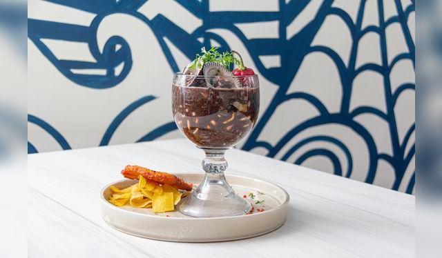 La leche de pantera es hija del ceviche de conchas negras. 