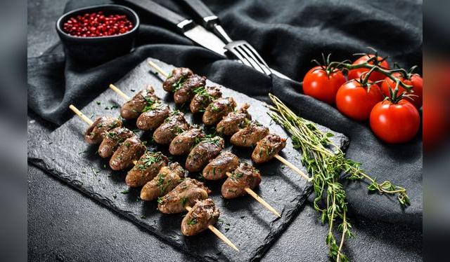 A los corazoncitos anticucheros puedes darle un toque distinto con hierbas como el tomillo.    