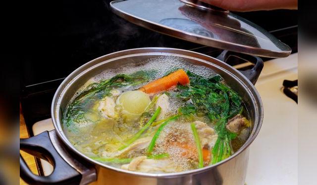 La gallina adulta requiere más cocción para que su carne se suavice. La gallina adulta requiere más cocción para que su carne se suavice.