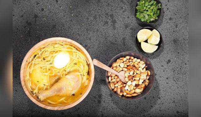 El caldo de gallina, como el ceviche, es un ritual gastronómico peruano. El caldo de gallina, como el ceviche, es un ritual gastronómico peruano.