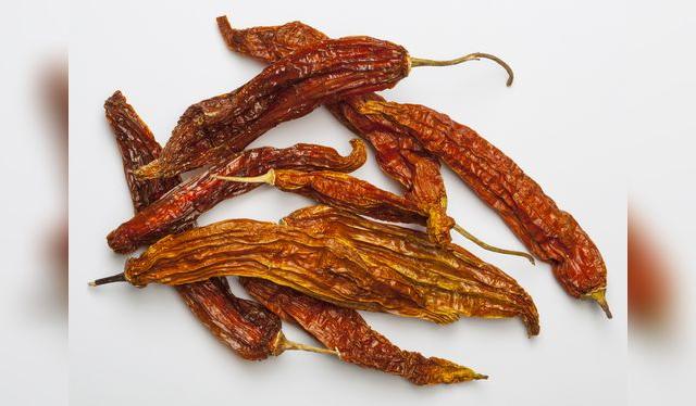 Ají amarillo secado al sol: es el ají mirasol, otro pilar de nuestra cocina.    
