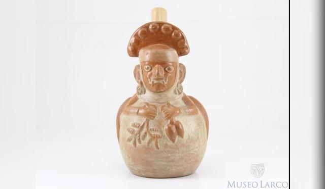 Huaco Mochica con la imagen de su divinidad, Aiapaec, sosteniendo unos ajíes (Foto: Museo Larco - Lima Perú).   