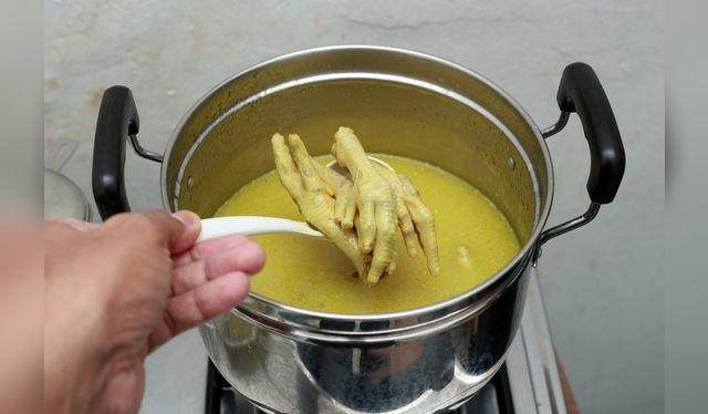 El caldo de patitas contiene muchos nutrientes; puedes usarlos en salsas y conservarlo congelado.   