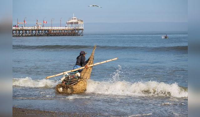 Los habitantes de este balneario —pescadores y marisqueros— mantienen prácticas milenarias, como este caballito de totora.    