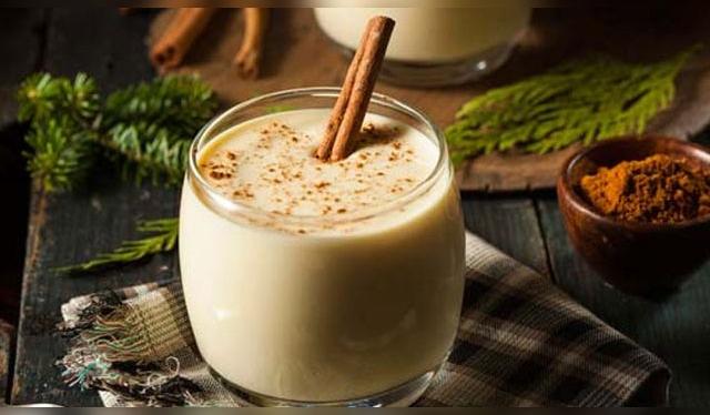 Una bebida caliente con leche, una harina que le dé cuerpo, huevo, especias y la bebida alcohólica de tu preferencia.    