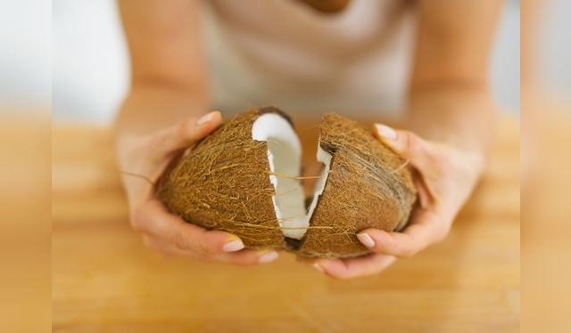 Una vez rajado y abierto, solo queda retirar la pulpa con ayuda de un cuchillo o cuchara.   