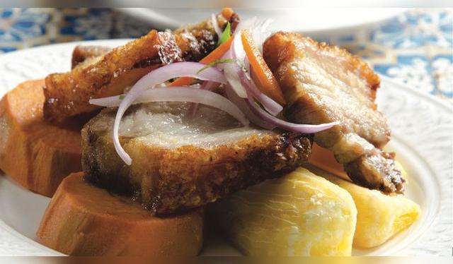 El frito es similar al chicharrón, pero con aderezo de ají de ajíes panca y mirasol.   