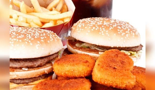 Evita consumir la comida procesada de forma regular, pues contienen mucha sal, azúcar y grasas saturadas. 