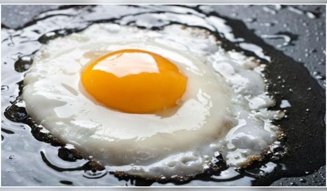 El huevo frito es lo que hace la gran diferencia entre una y otra sopa.   