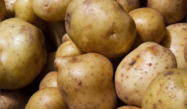 La papa suele usarse en la sopa a la minuta; solo hay que cuidar que no se cocine demasiado.   