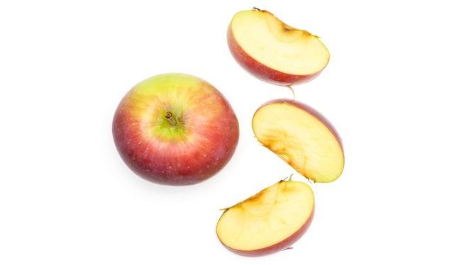 Las manzanas y otras frutas cambian de color debido a la oxidación.   