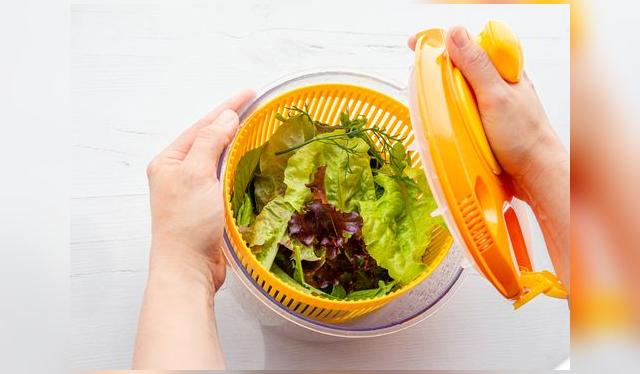 <em>Un centrifugador manual simplifica el proceso de secado de una lechuga deshojada.</em><br>   