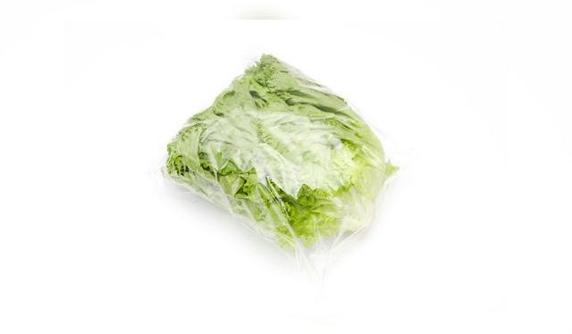 <em>La bolsa plástica evita el contacto de la lechuga con otros alimentos.</em>   
