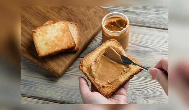 <em>La mantequilla de maní, además de ser rica en grasas saludables, es una fuente importante de proteína.</em>   