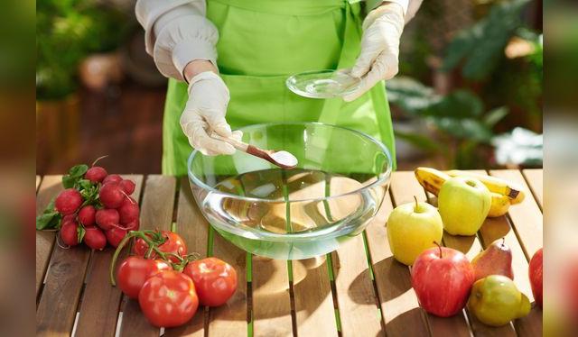 <em>Una cucharadita de bicarbonato por cada taza de agua es una mezcla que puede ayudar a eliminar los residuos de agroquímicos.</em>   