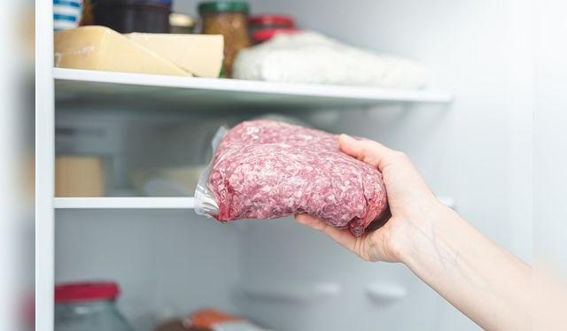 <em>Utiliza un recipiente o una bolsa hermética para refrigerar la carne molida.</em> <em>Utiliza un recipiente o una bolsa hermética para refrigerar la carne molida.</em>