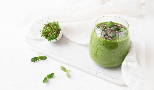 <em>Jugo saludables preparado con brotes de alfalfa.</em>   