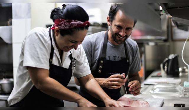 Arlette Eulert cortando un pescado   