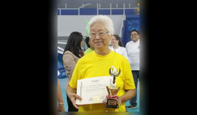  Angela Sasaki siendo premiada   