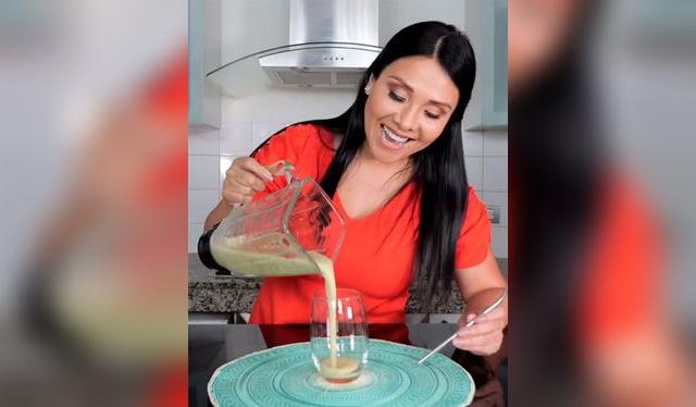 Tula Rodríguez sirviendo jugo detox de pitahaya y piña   