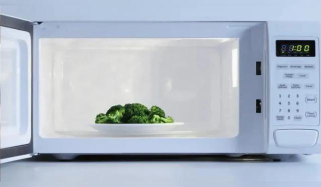 Las verduras de hojas verdes pueden generar chispas en el microondas   