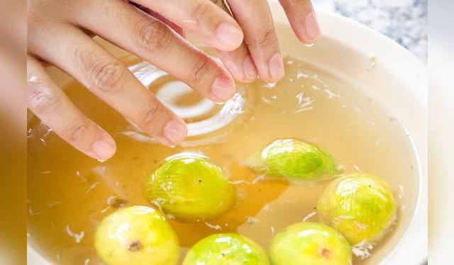  El jugo de limón ayuda a eliminar el olor de la cebolla de las manos   