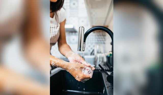 El detergente es un gran aliado contra el olor a cebolla   