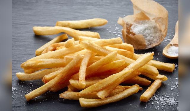  Añadir sal al final del proceso de fritura, ayuda a conservar mejor la calidad del aceite y mantener la textura de los alimentos.    