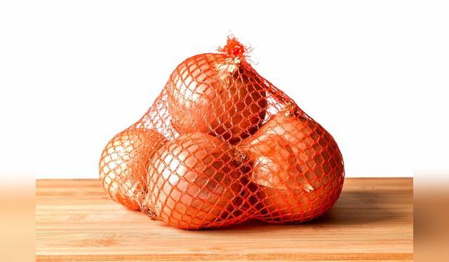 Es recomendable utilizar malla para almacenar las papas y las cebollas Es recomendable utilizar malla para almacenar las papas y las cebollas