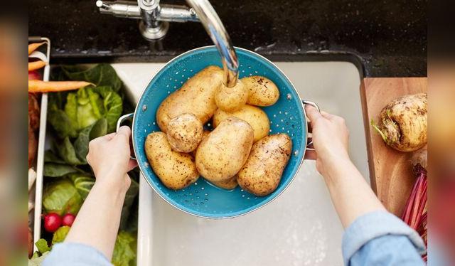 Es importante lavar las papas con agua fría   