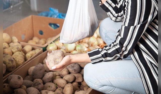  Seleccionar papas frescas, firmes y de buen tamaño    