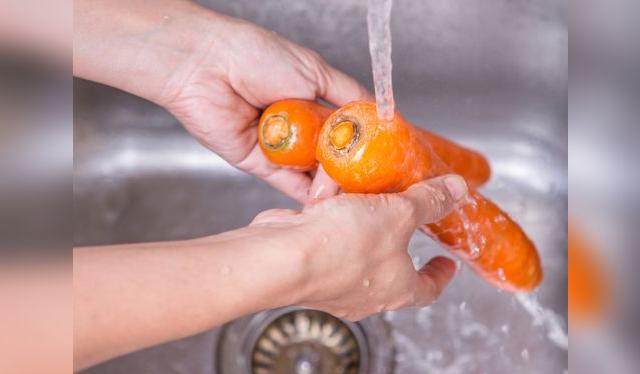  Enjuagar cuidadosamente la zanahoria   