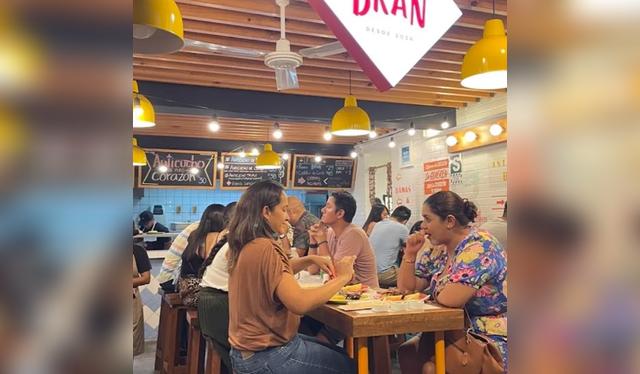 Los clientes hacen largas colas afuera del local de 'Anticuhos Bran'.   