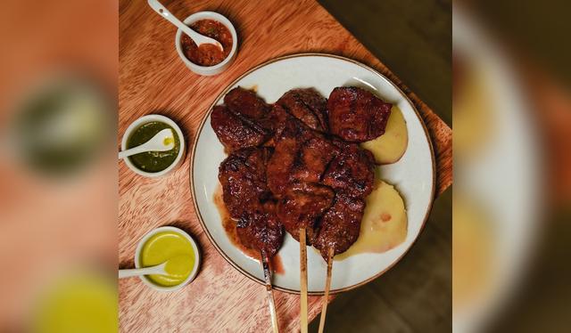 Anticuchos preparados por Brandon Altamirano /Foto @anticuchos.bran.oficial   